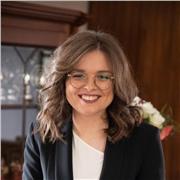 Laureata in Chimica e Tecnologia Farmaceutiche impartisce lezioni di Chimica